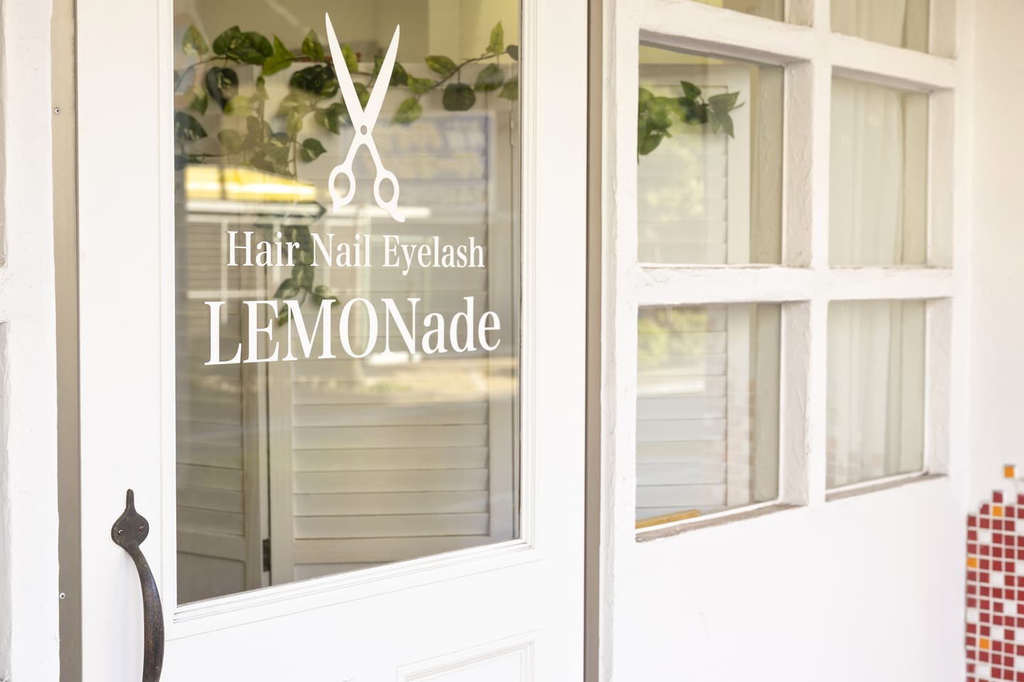 美容室レモネード綾瀬の入り口ドアの写真