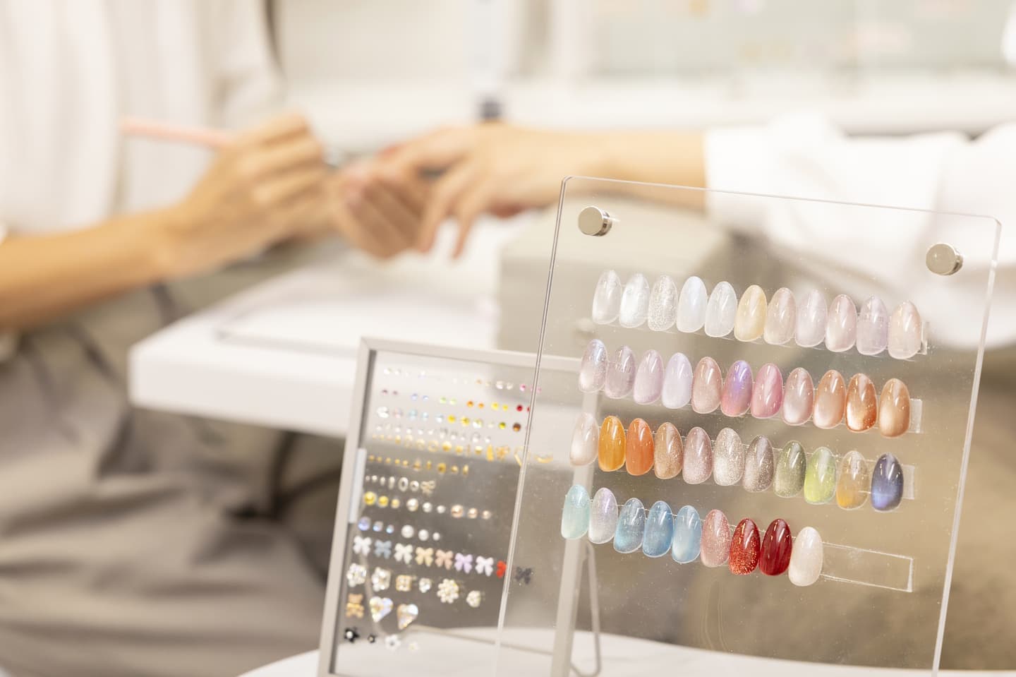 綾瀬のネイルサロンLEMONadeの施術中写真