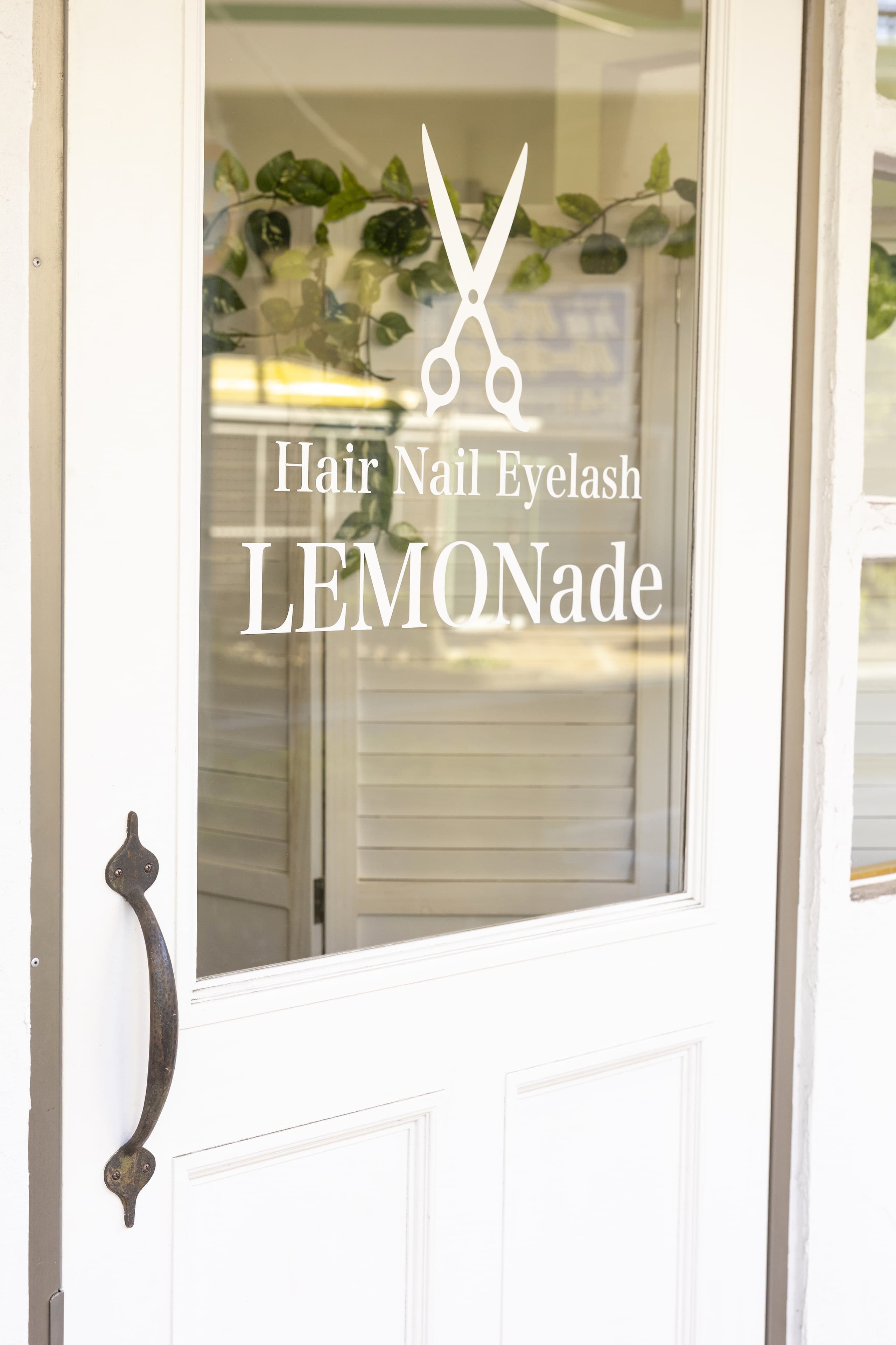 綾瀬の美容室レモネードの入口ドア